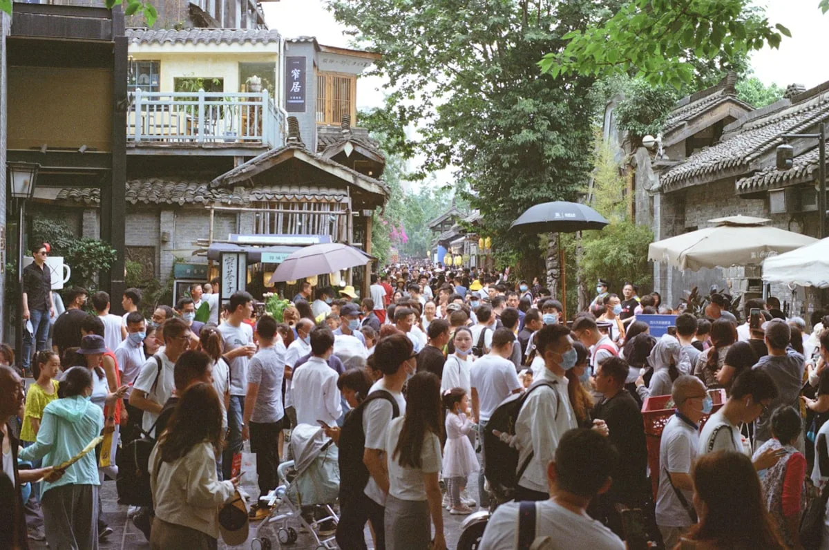 Calle turística abarrotada en un antiguo pueblo chino