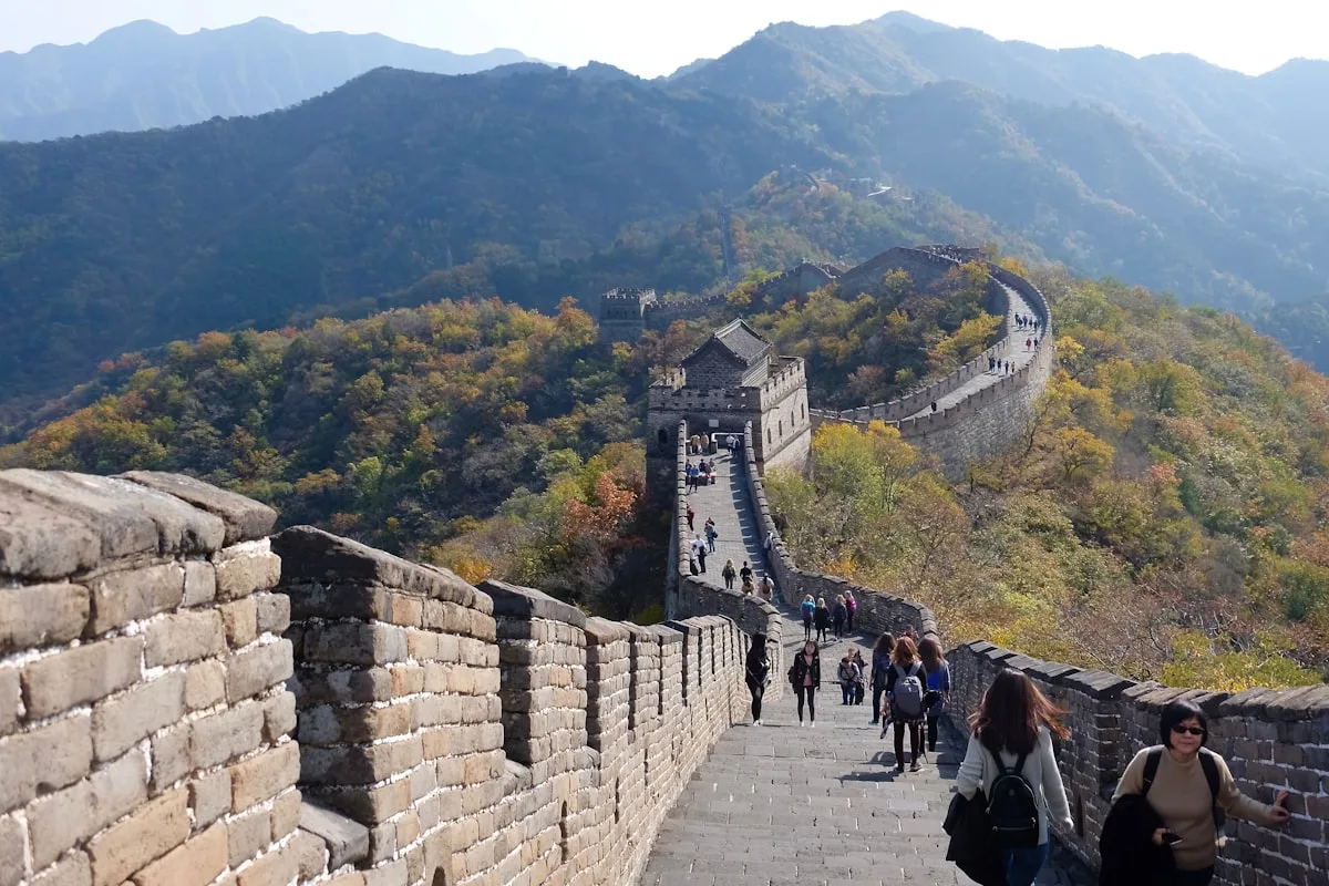 Foule de touristes sur la Grande Muraille à Badaling en automne