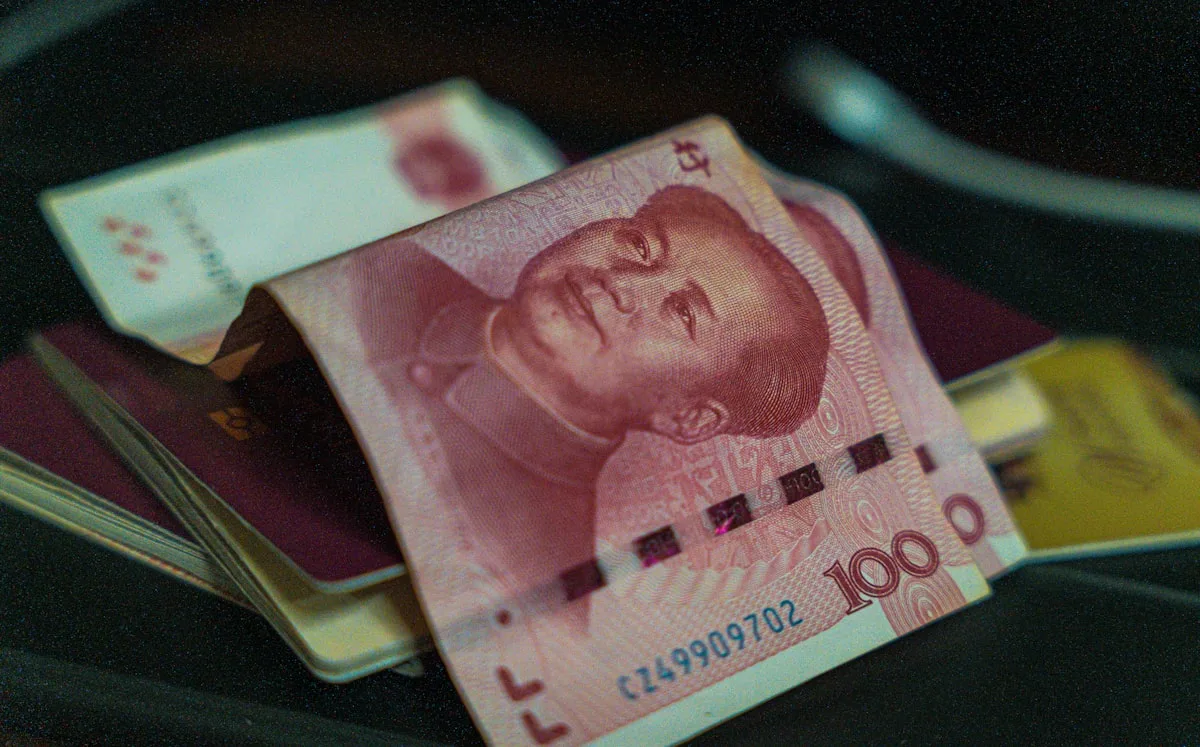 Mostrador de recepción de hotel en China con pasaporte y llave sobre el mostrador