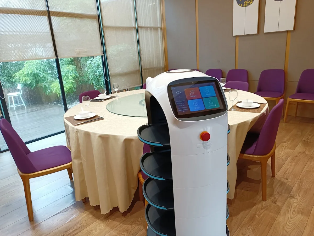 Un robot de reparto de comida en una mesa de restaurante en China