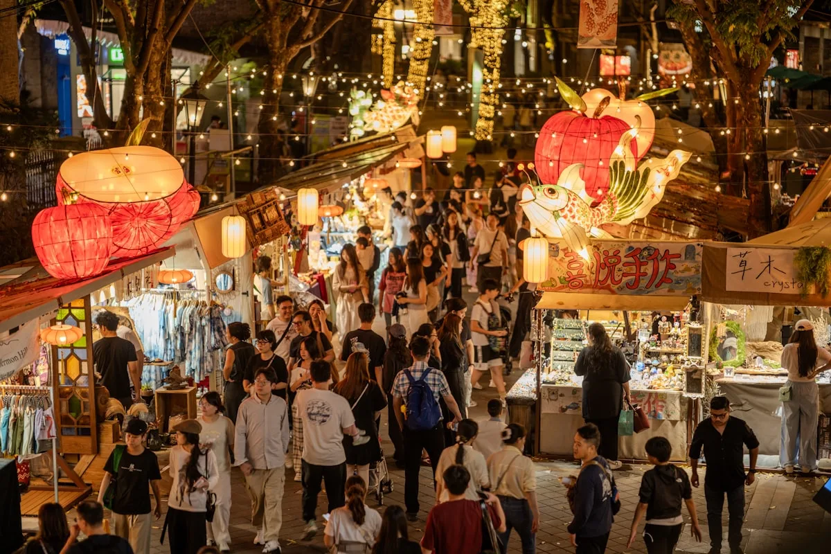Un bullicioso mercado nocturno chino con farolillos y puestos