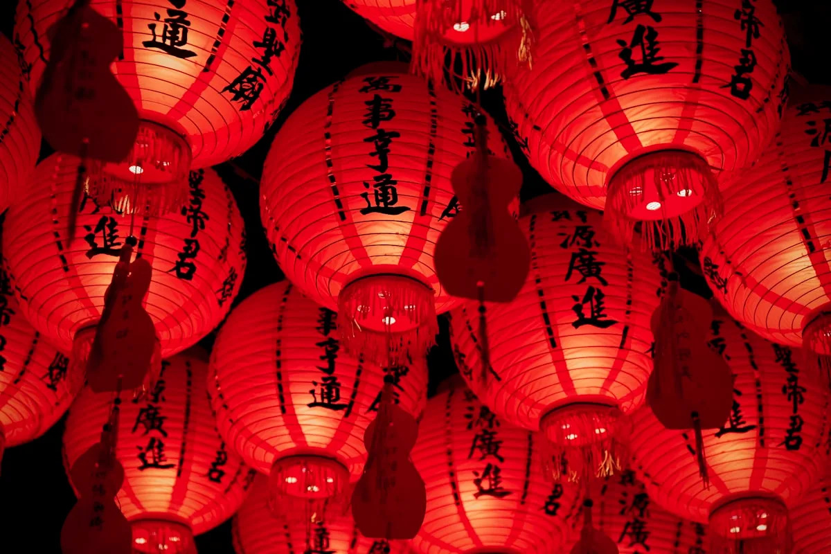 Lanternes rouges chinoises ornées de caractères auspicieux pour la fête du printemps