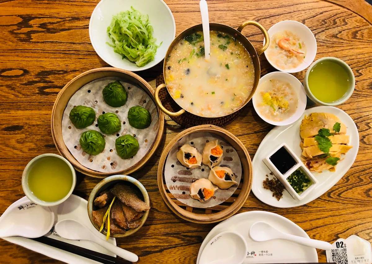 Un éventail de plats chinois — raviolis, nouilles, sautés et soupes représentant la diversité des huit grandes cuisines de Chine