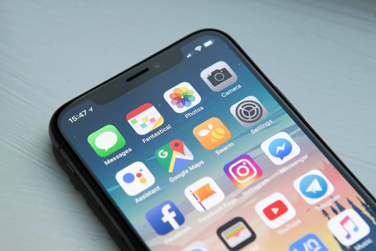 Smartphone affichant des applications de voyage