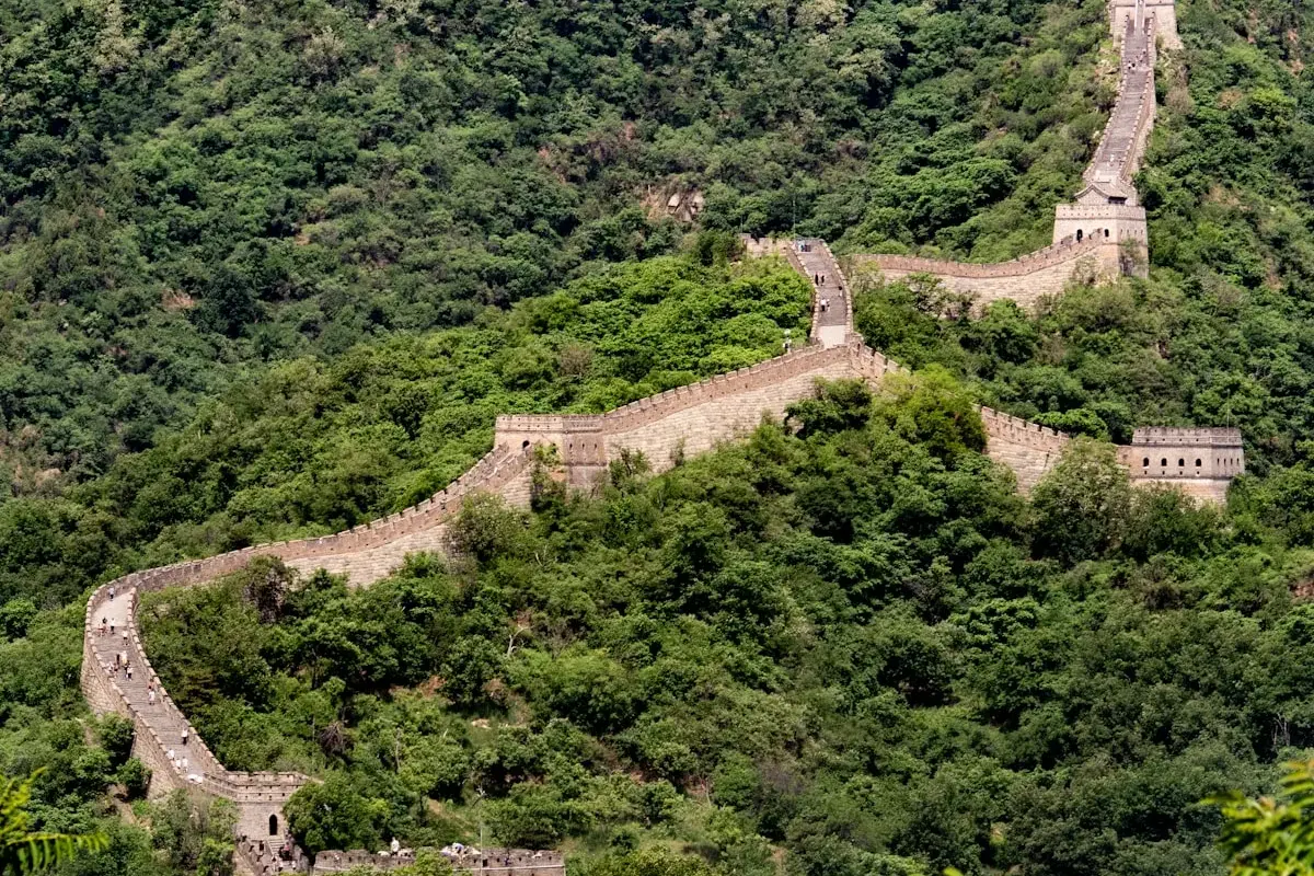 La Grande Muraille de Chine serpentant sur les crêtes montagneuses à l'heure dorée