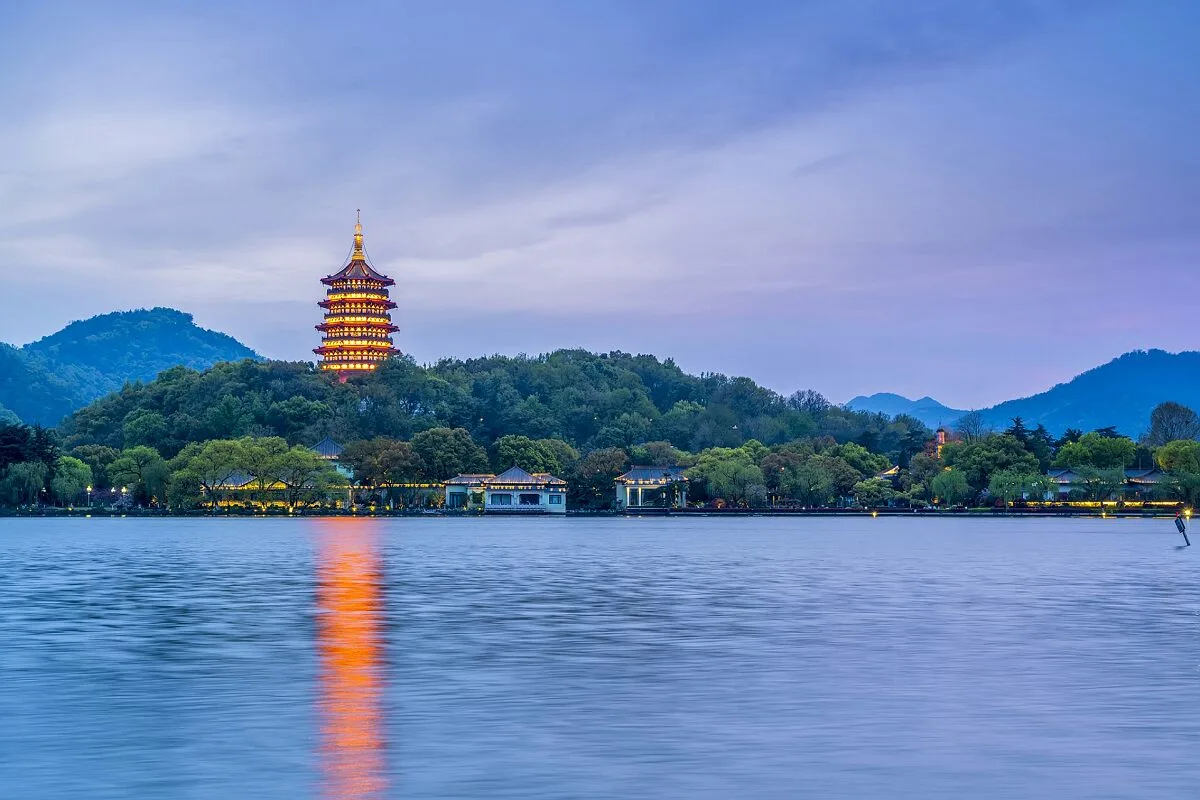 Lago del Oeste en Hangzhou con pabellón tradicional y colinas verdes