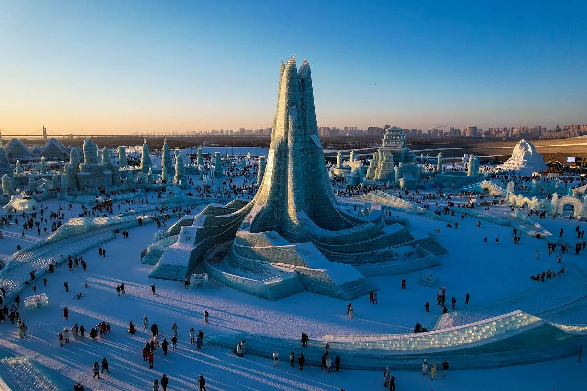 Palacios de hielo iluminados en el Festival de Hielo y Nieve de Harbin