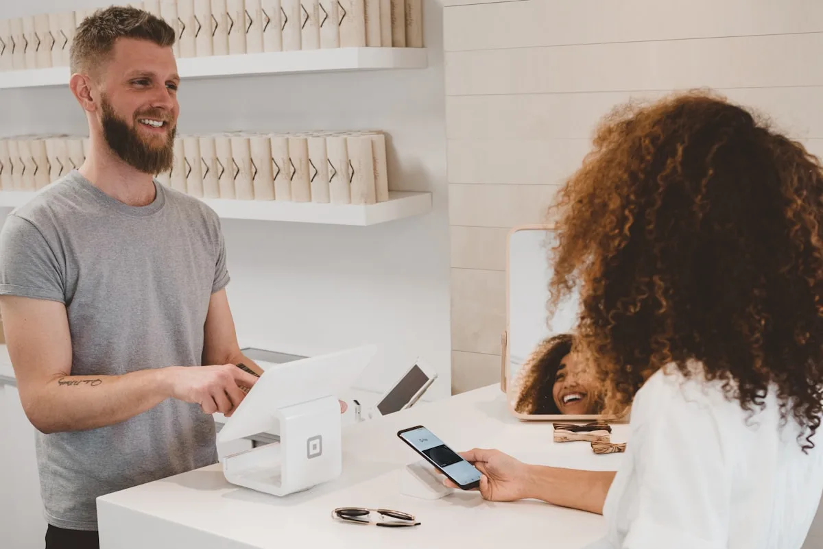 Téléphone scannant un QR code pour payer