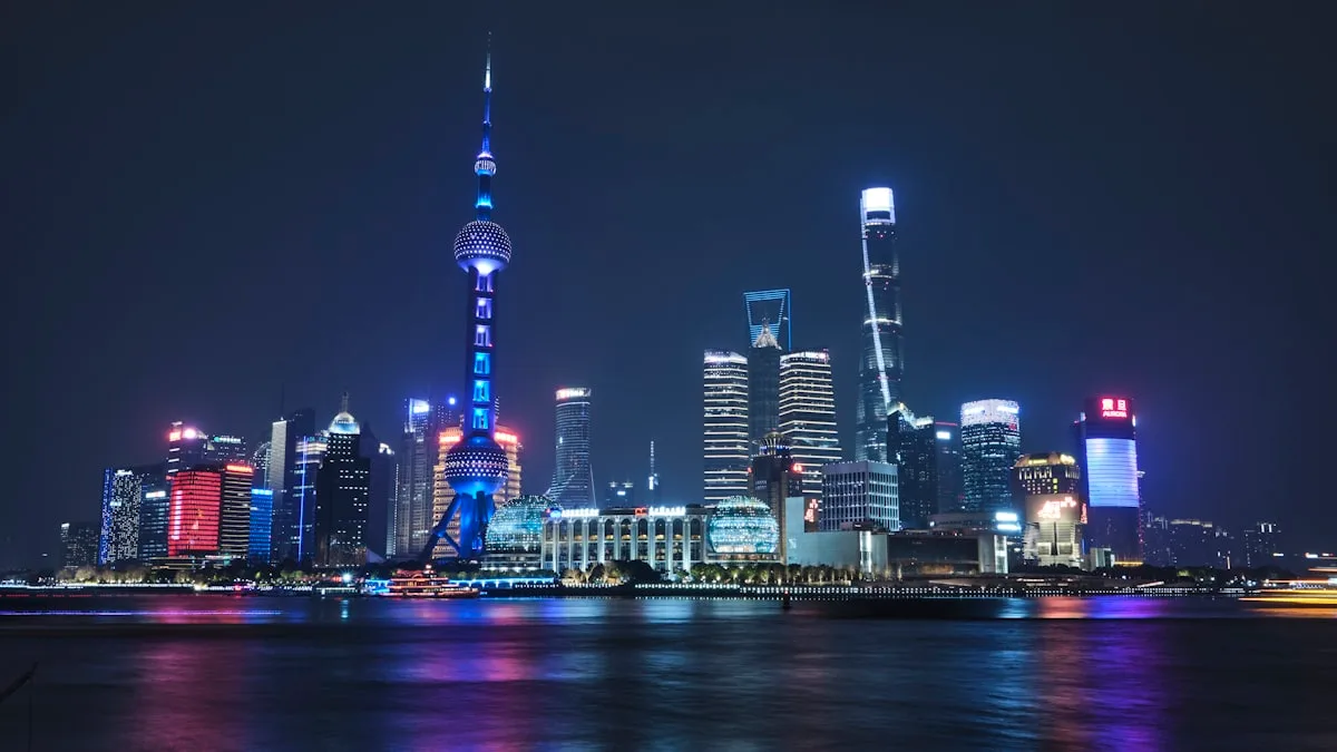 Skyline de Shanghai la nuit avec reflets des lumières sur la rivière Huangpu