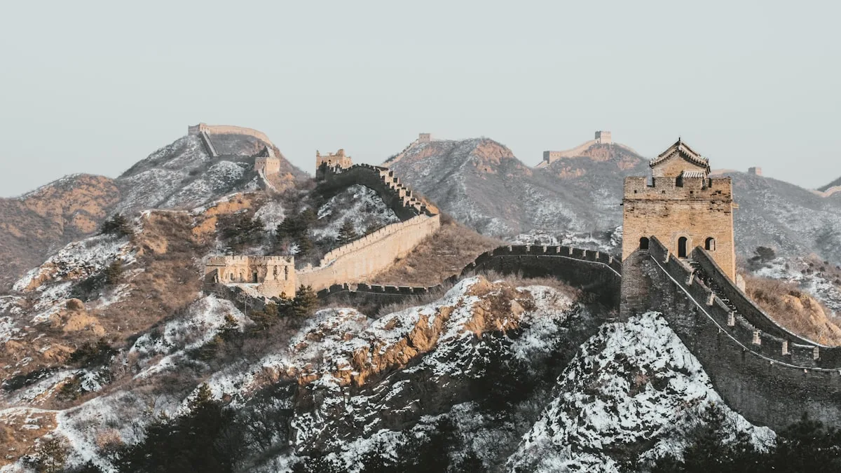 La Grande Muraille de Chine serpentant le long d'une crête montagneuse enneigée