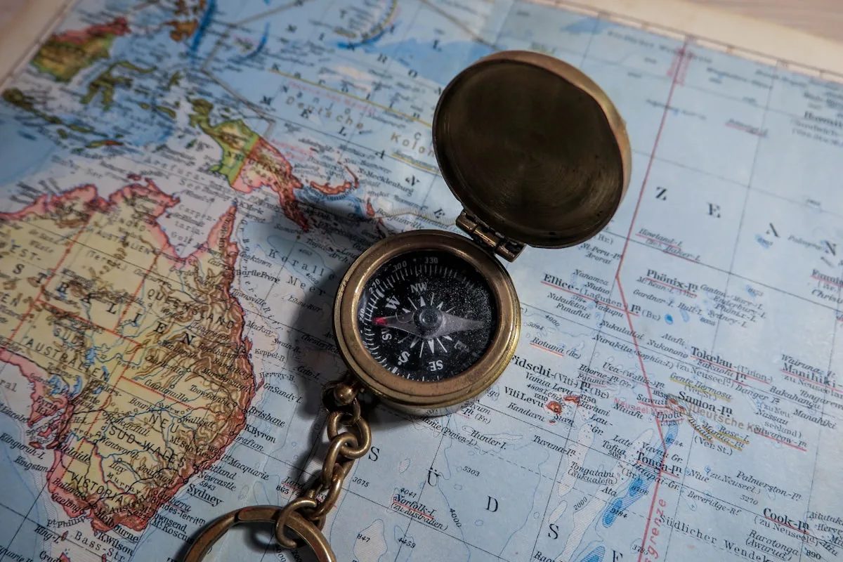 Boussole en laiton posée sur une carte de voyage — planifier un voyage en Chine