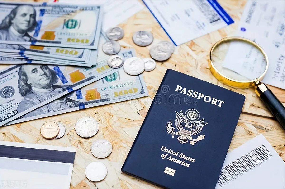 Formulário de solicitação de visto e passaporte sobre uma mesa