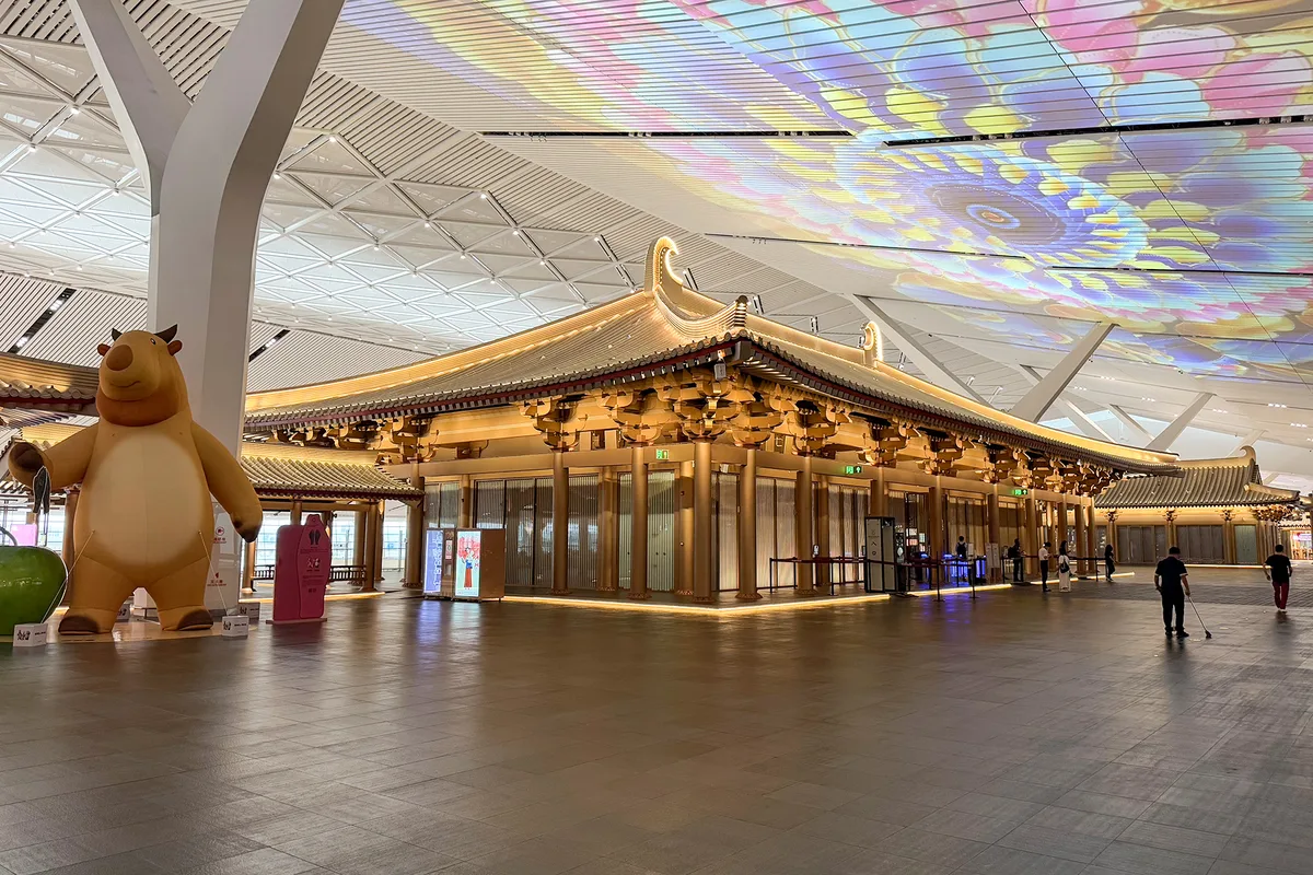Le pavillon doré de style Tang du musée de l'Ouest de l'aéroport, dressé dans le hall du terminal 5 de l'aéroport international de Xi'an Xianyang, sous un plafond en projection vidéo (Photo: Windmemories via Wikimedia Commons)