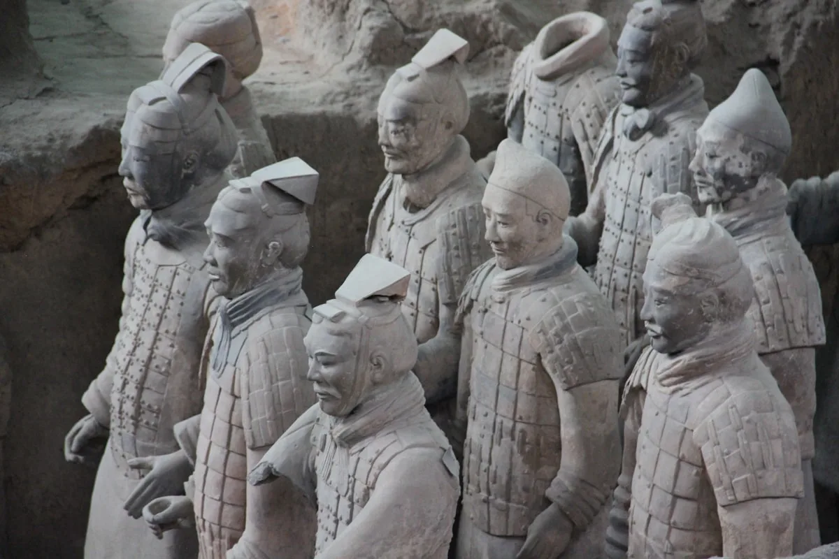 Visitantes observando el Ejército de Terracota en el sitio del Patrimonio Mundial de la UNESCO en Xi'an, China