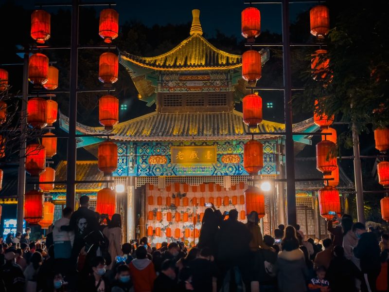 庙会全景:红灯笼、糖葫芦摊、人潮、舞龙