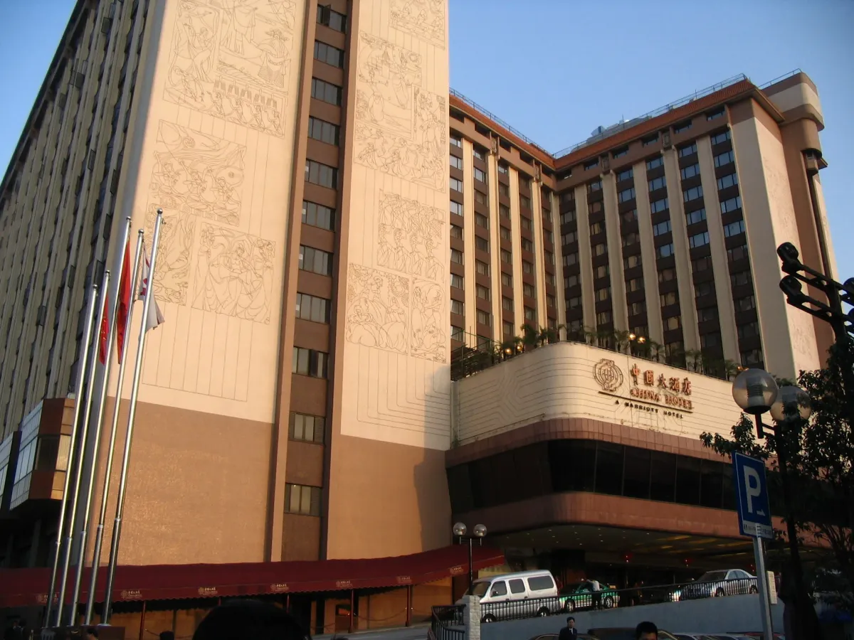 Fachada de um grande hotel internacional em Pequim, com relevos de pedra acima da entrada (Photo: Minghong via Wikimedia Commons)