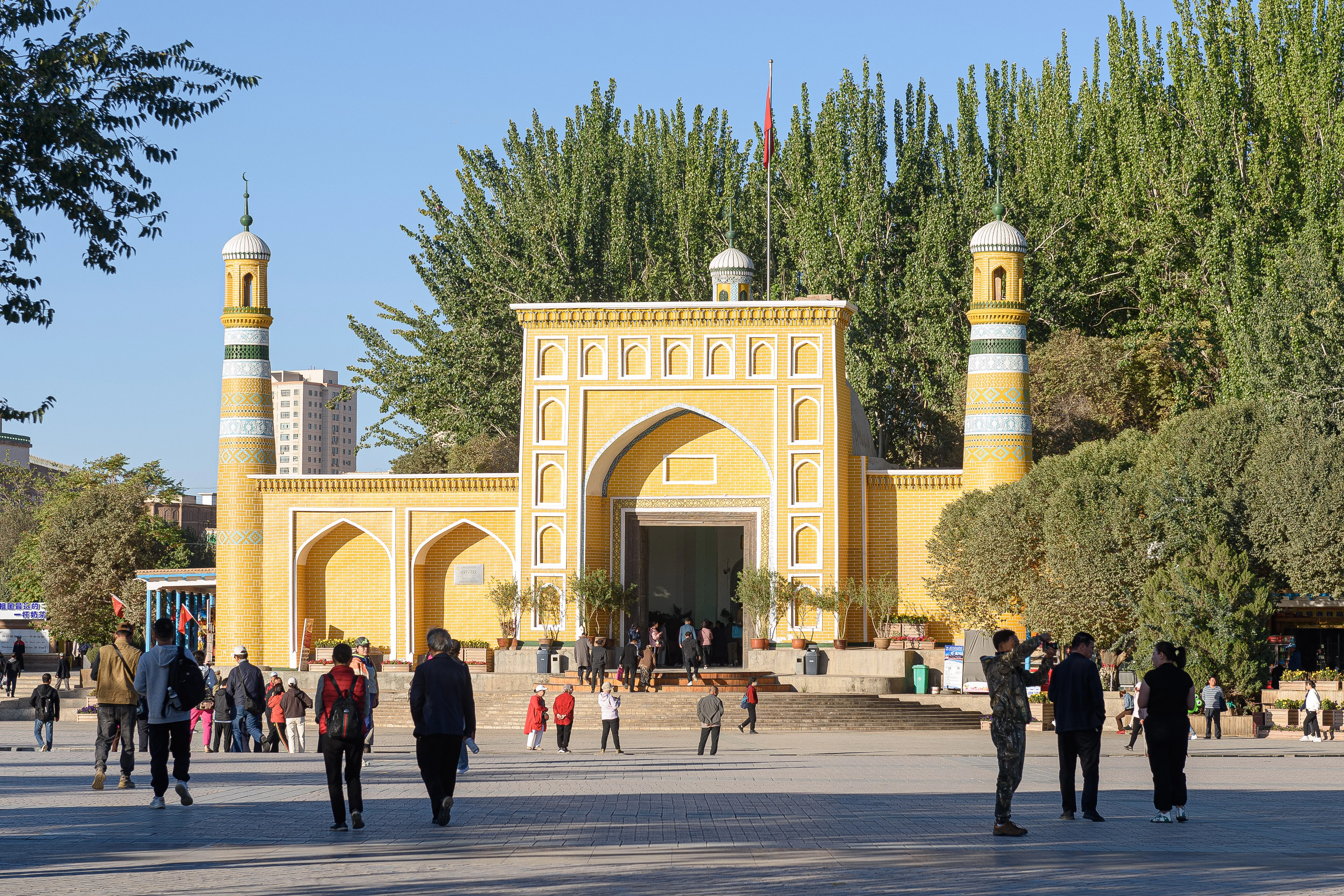 La mezquita Id Kah en Kasgar, Xinjiang, con su fachada de azulejos amarillos y dos minaretes (Foto: N509FZ via Wikimedia Commons)