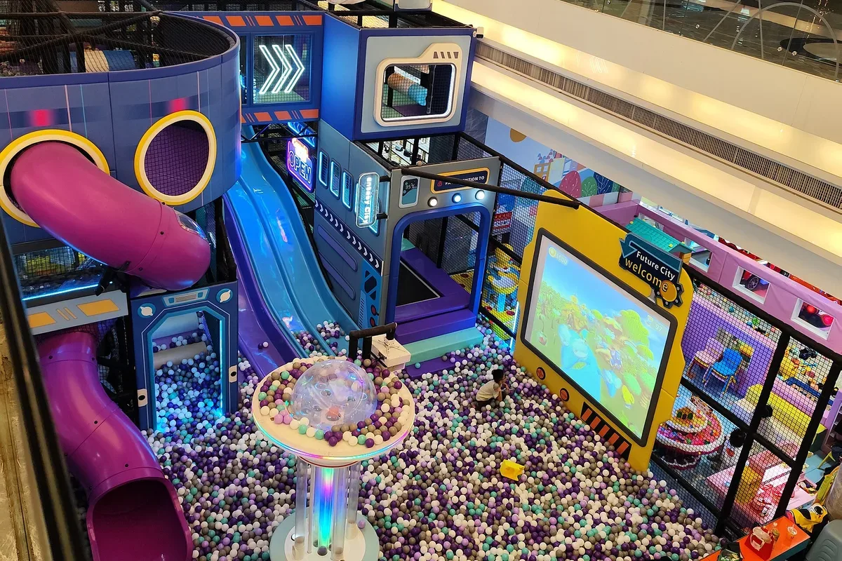 A large indoor children's play area with slides and a ball pit inside a Shenzhen shopping mall, viewed from the floor above (Photo: HOISAIWIM TUNGWAH via Wikimedia Commons)