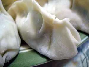 Raviolis jiaozi fraîchement préparés (via Wikimedia Commons)