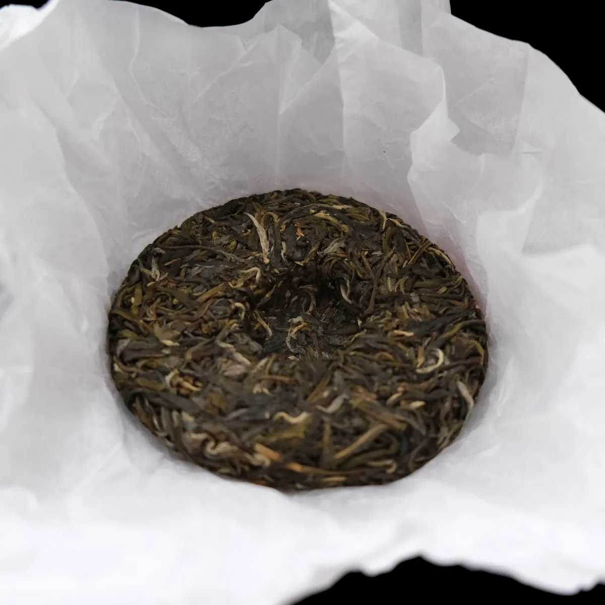 Une galette de thé Pu-erh cru ouverte (Photo : Ash Crow via Wikimedia Commons)