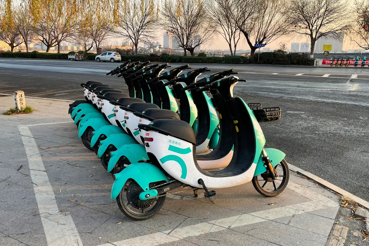 Una fila de bicicletas eléctricas compartidas aparcadas en una calle de China (Foto: Windmemories vía Wikimedia Commons)