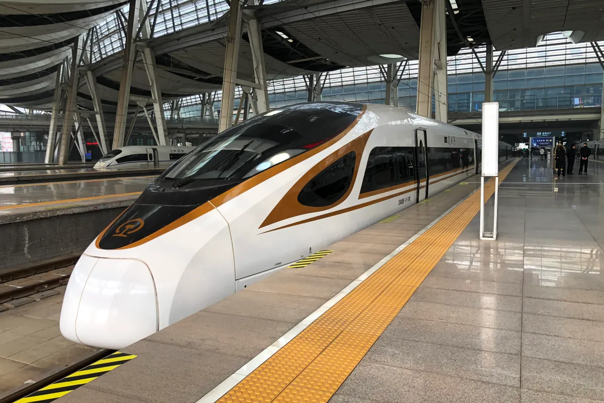 Un tren de alta velocidad Fuxing CR400BF en la estación de Beijing Sur (Foto: N509FZ vía Wikimedia Commons)
