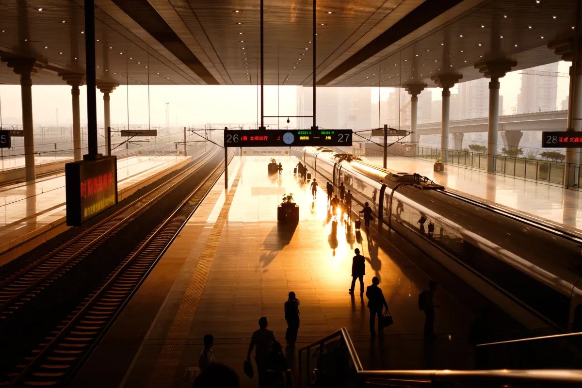 Un train à grande vitesse de China Railway à l'arrêt en gare de Nanjing-Sud (Photo : Kristoffer Trolle via Wikimedia Commons)