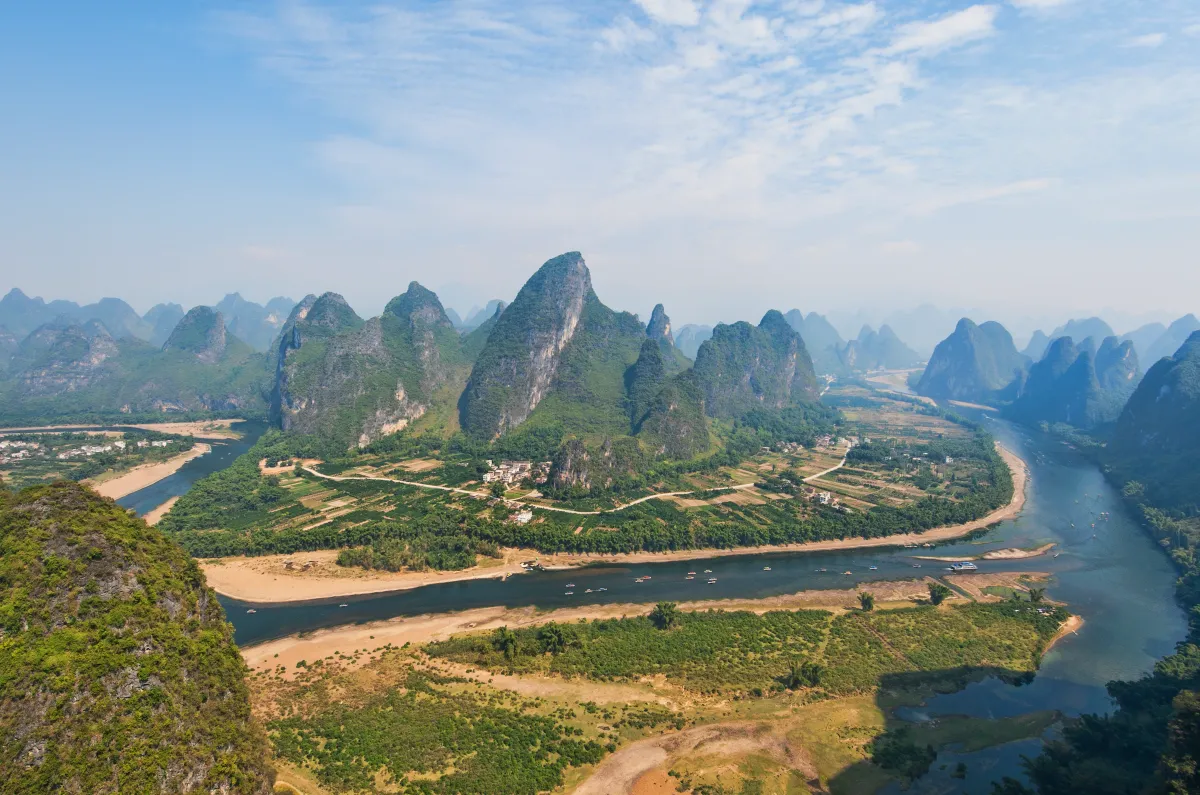 Una balsa de bambú en el río Li entre picos kársticos cerca de Guilin (Foto: chensiyuan via Wikimedia Commons)