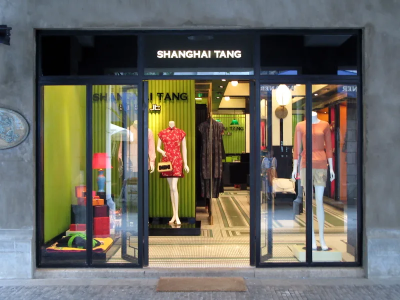 Uma vitrine da Shanghai Tang em Xintiandi, Xangai, com manequins na janela e o interior visível através do vidro (Photo: WiNG via Wikimedia Commons)
