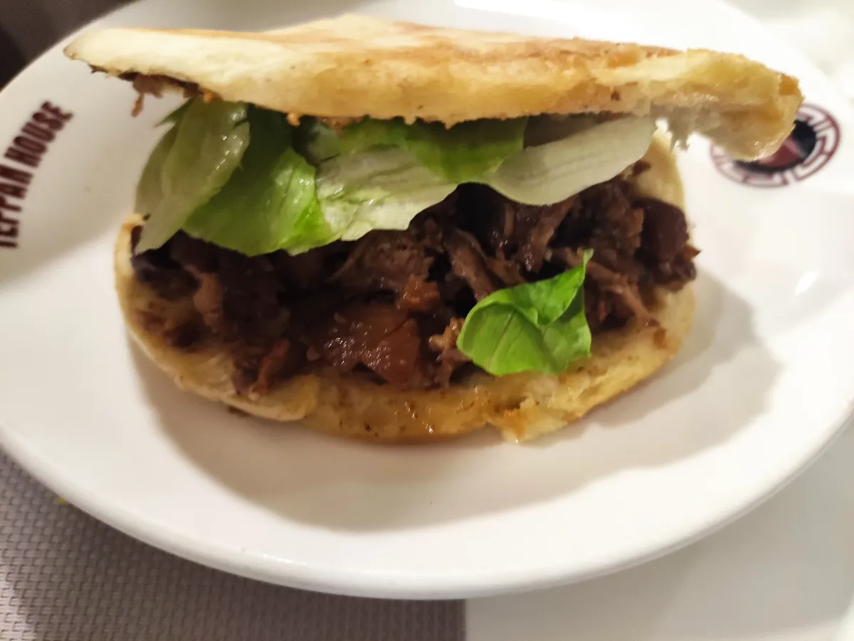 Un roujiamo, el bocadillo de pan plano con cerdo de Xi'an (Foto: Francesc Fort via Wikimedia Commons)