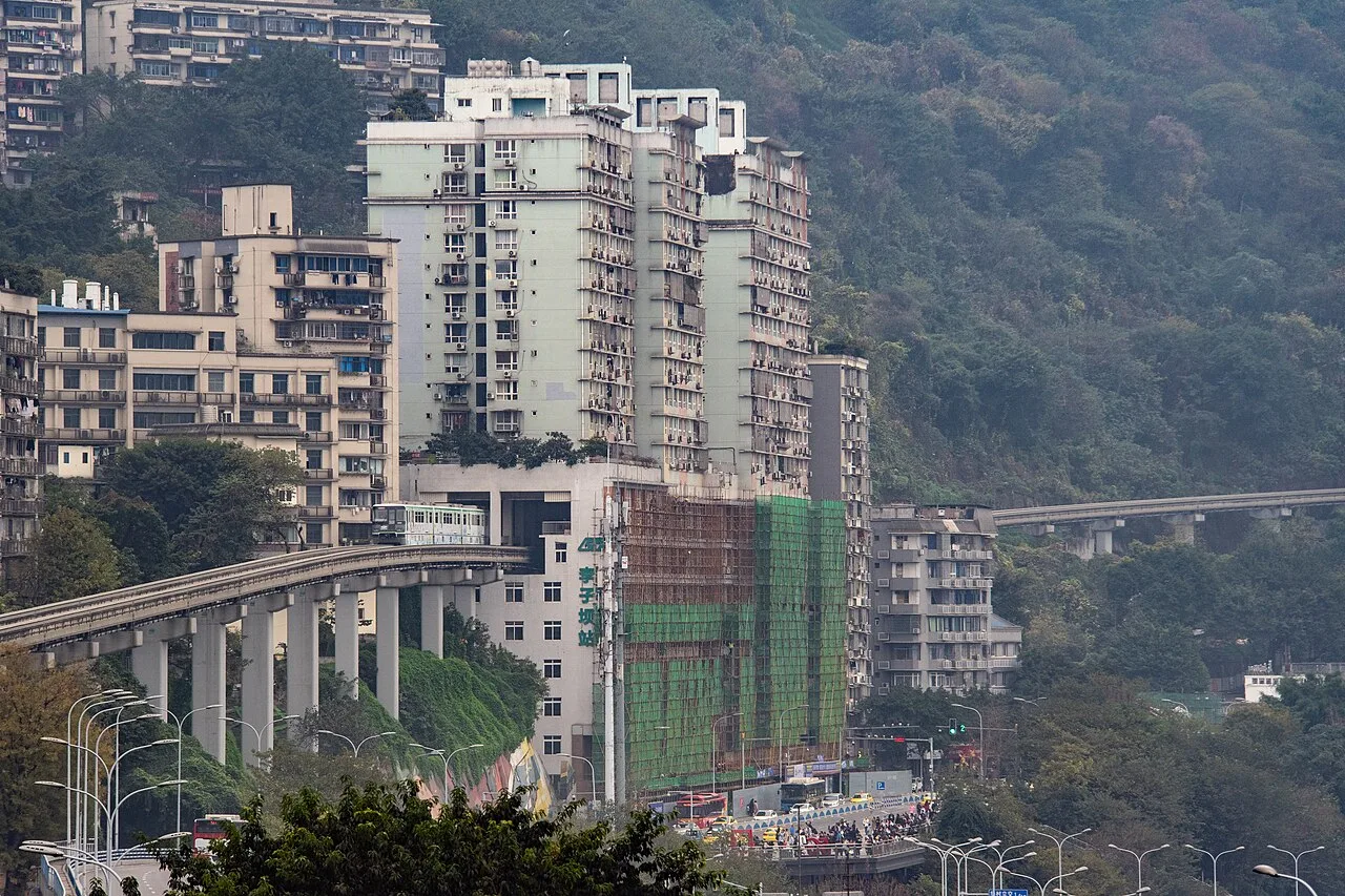 Chongqing Rail Transit monorail passing through the 8th floor of a residential building at Liziba Station (Photo: N509FZ via Wikimedia Commons)