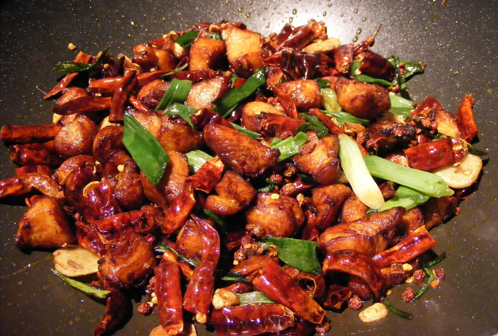 Stir-fried Chongqing la zi ji, crispy chicken pieces tossed through a pan of dried red chilies and Sichuan peppercorns (Photo: FotoosVanRobin via Wikimedia Commons)