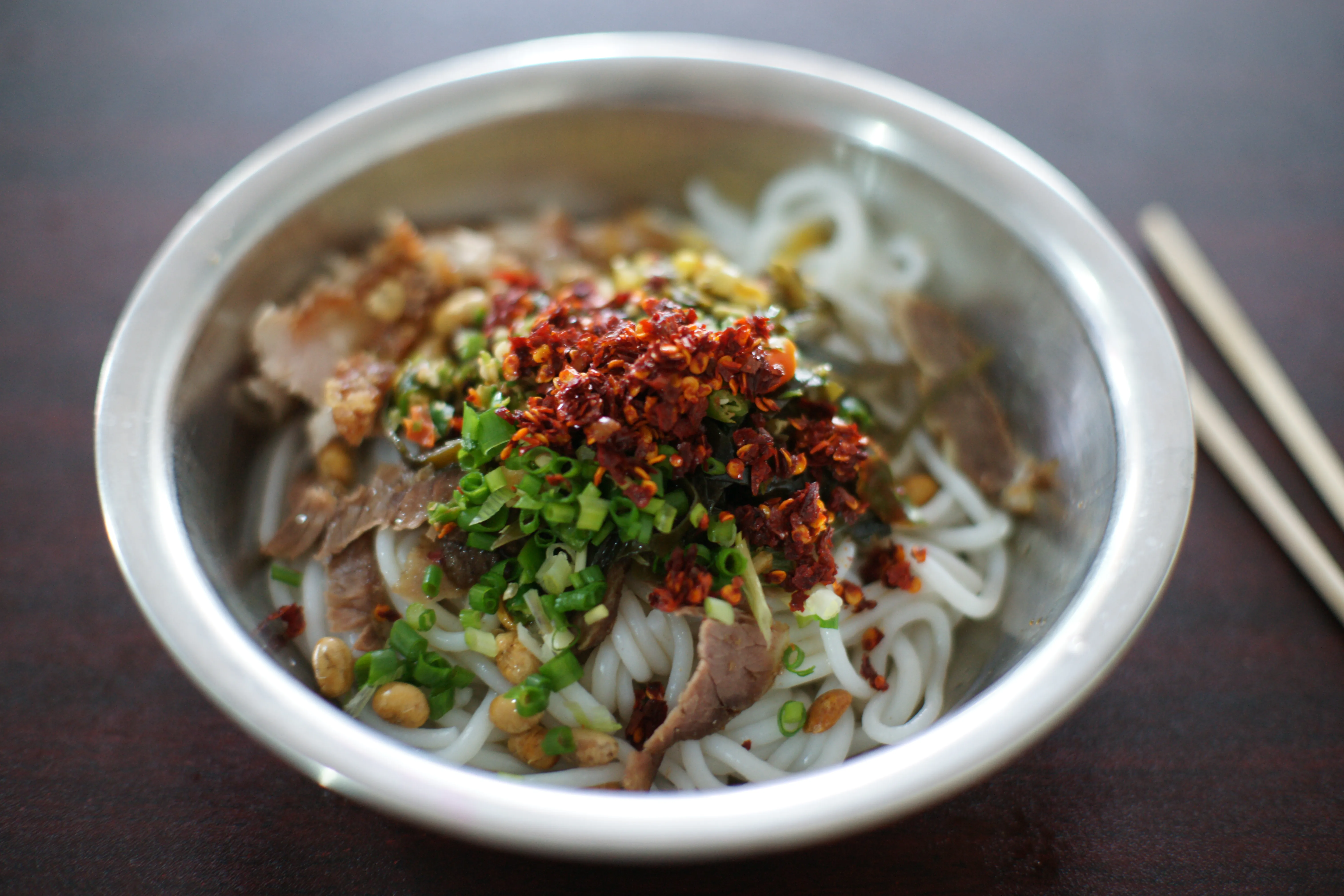 Un bol de fideos de arroz de Guilin (Foto: Popo le Chien via Wikimedia Commons)