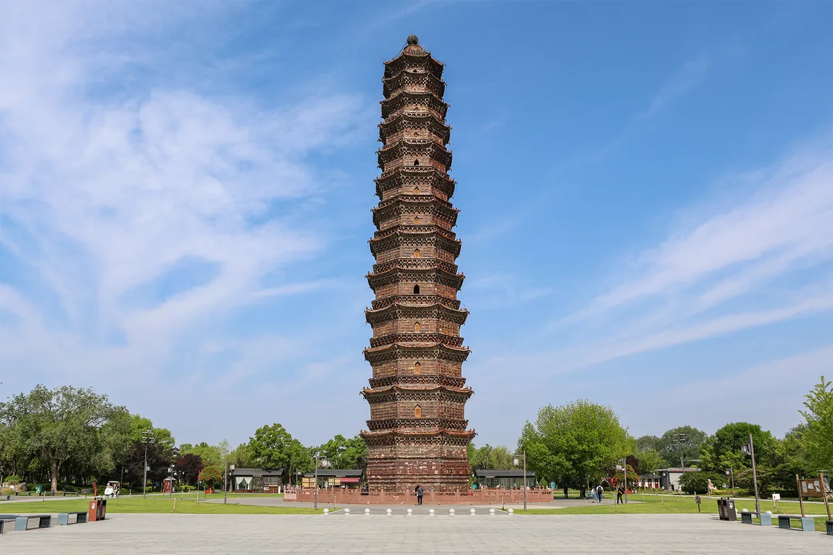 La pagode de Fer à Kaifeng, haute pagode de briques à treize niveaux aux tuiles brunes vernissées, dressée dans un parc dégagé (Photo: Windmemories via Wikimedia Commons)