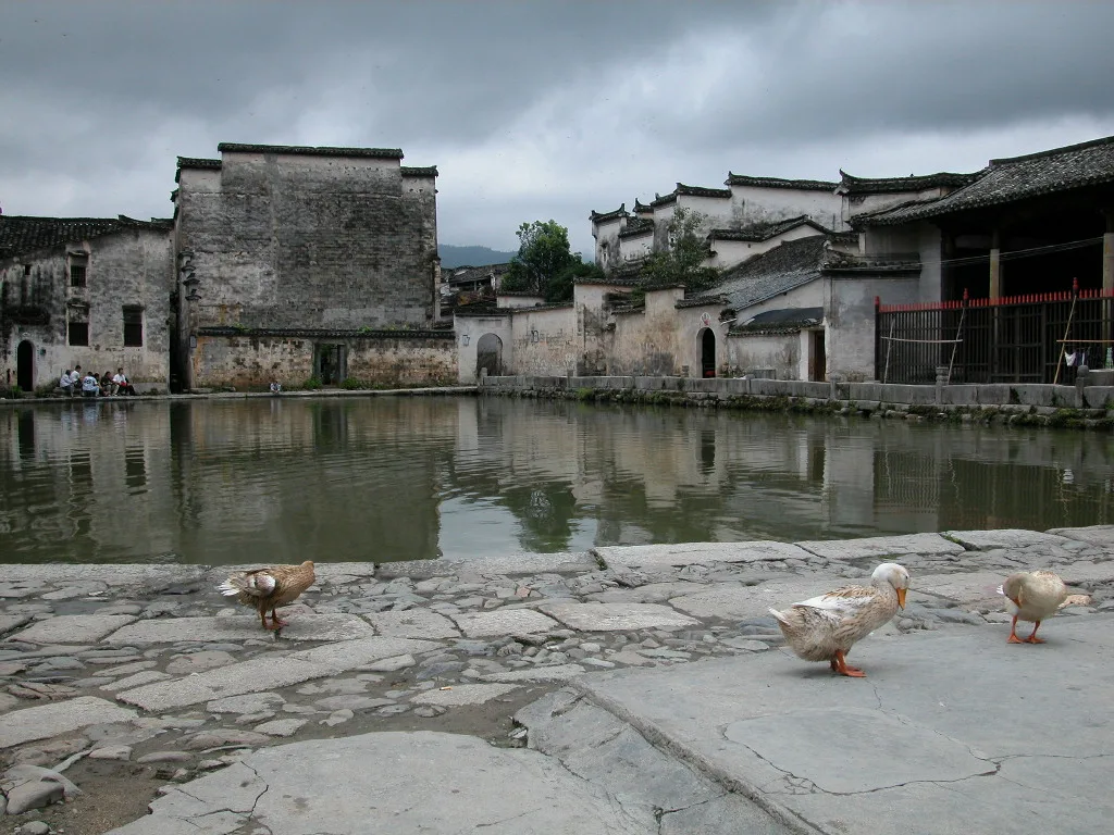 Bâtiments de style Huizhou au bord de l'étang du village de Hongcun (Photo : Giovanni Boccardi via Wikimedia Commons)