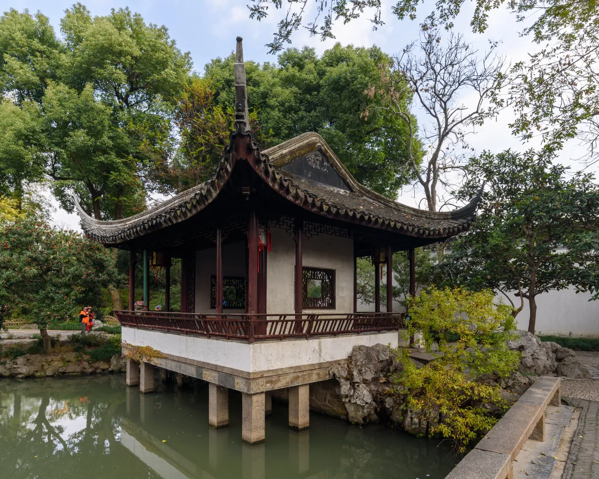 Le Pavillon du Lotus et son bassin au jardin du Modeste Administrateur, à Suzhou (Photo : King of Hearts via Wikimedia Commons)