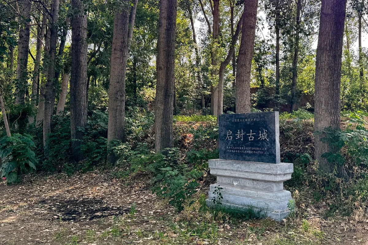 Um marco de pedra com a inscrição cidade antiga de Qifeng, patrimônio nacional protegido, erguido num bosque de choupos no sítio da cidade antiga (Photo: Windmemories via Wikimedia Commons)