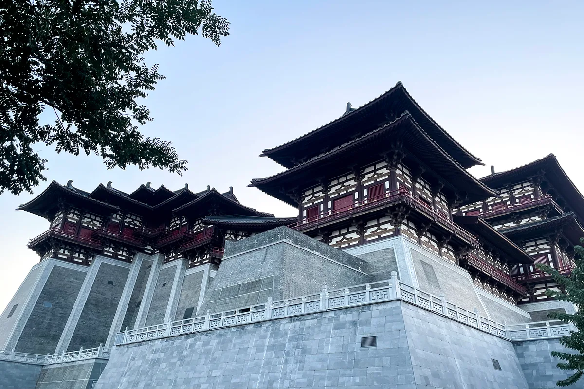 A torre-portão de estilo Tang reconstruída de Yingtianmen em Luoyang de dia, seus telhados sobrepostos e a estrutura vermelha e branca sobre uma enorme base de pedra (Photo: Windmemories via Wikimedia Commons)