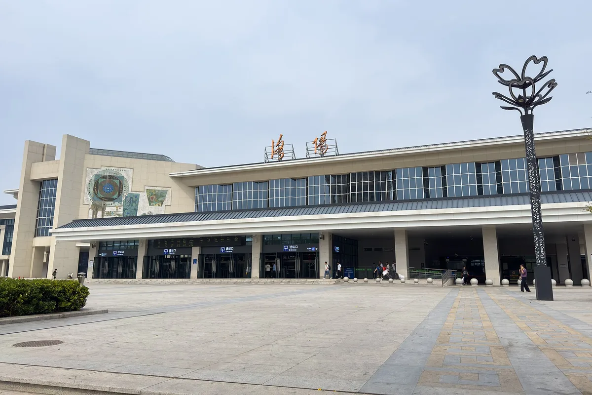 O prédio principal da estação de Luoyang, a convencional a oeste do centro histórico, com vidros azuis e o nome da estação no telhado (Photo: Tim Wu via Wikimedia Commons)