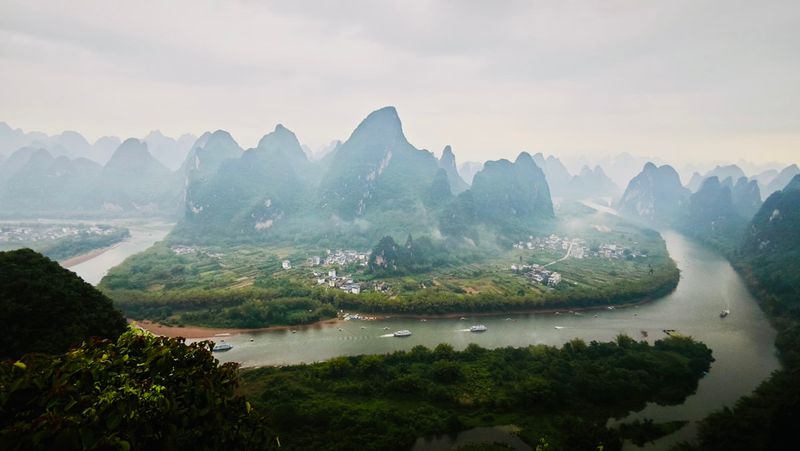 山顶平台经典全景：漓江 S 弯+晨雾+峰林