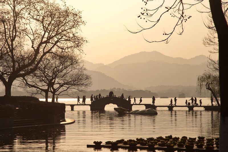 苏堤春晓：柳枝拂水+远山淡影，避开游客