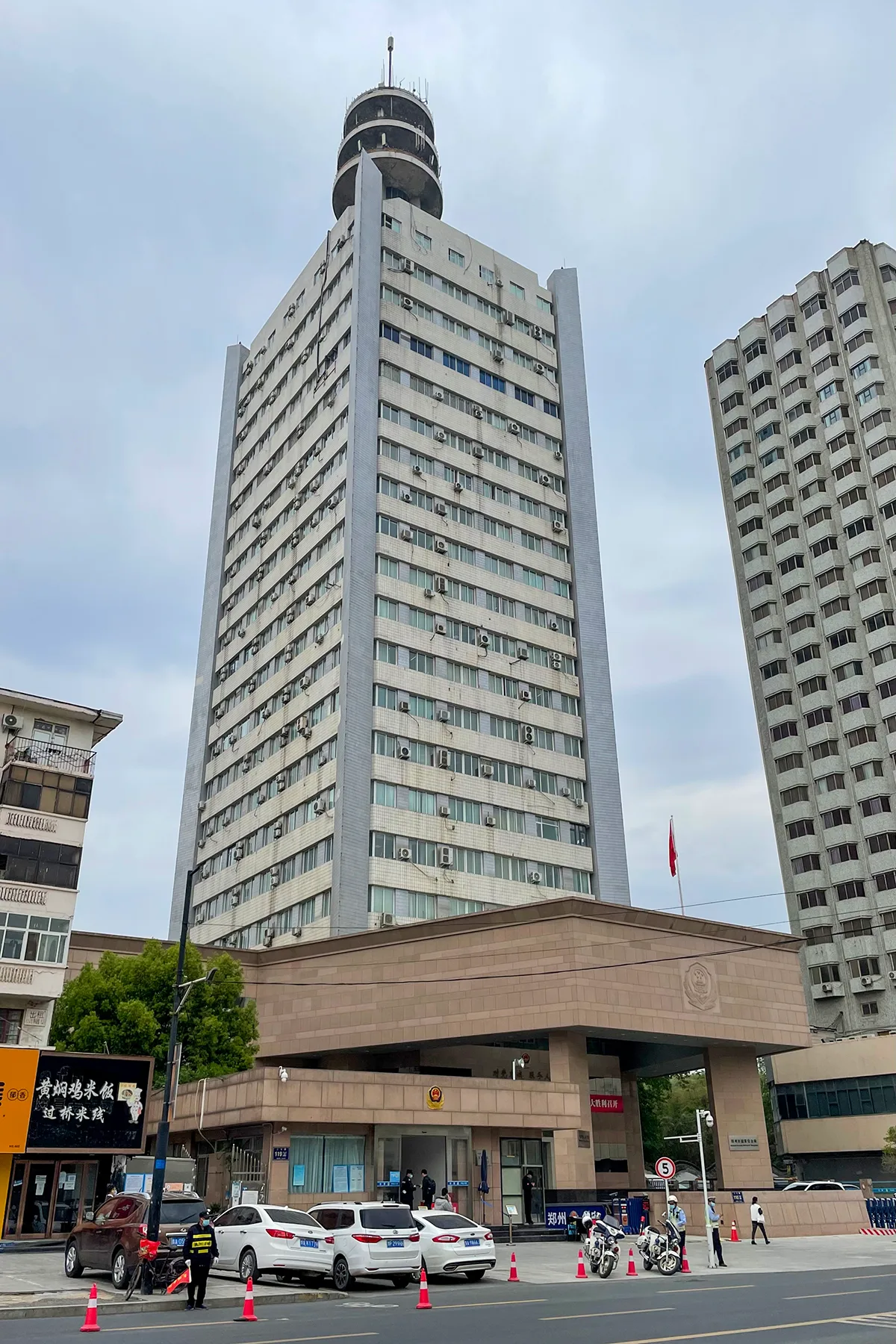 The Zhengzhou Municipal Public Security Bureau building, a plain government office block facing the street (Photo: Windmemories via Wikimedia Commons)