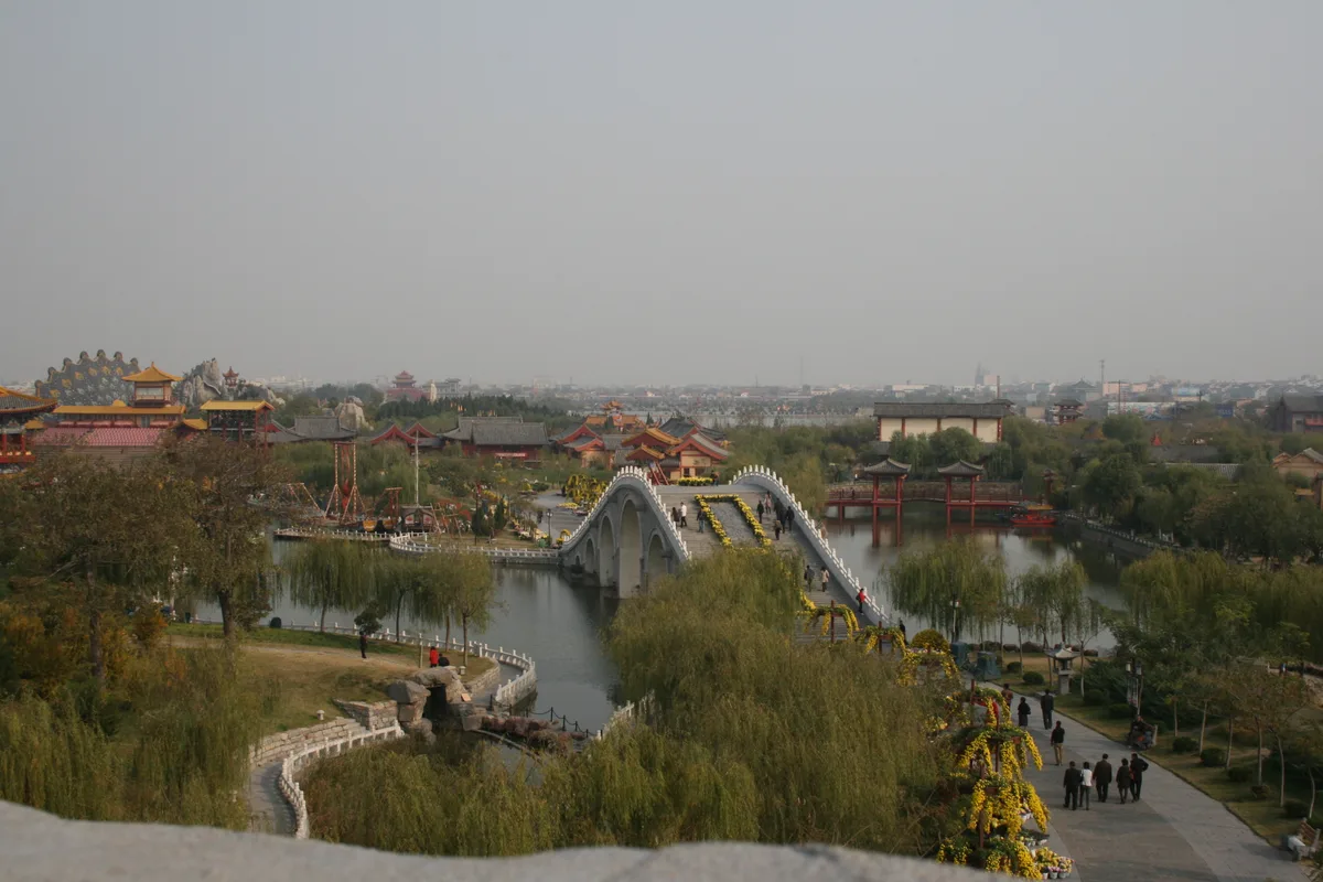 Une vue en hauteur sur le lac du jardin Qingming Shanghe, avec le pont Arc-en-ciel arqué qui porte les visiteurs au-dessus de l'eau et des pavillons de style Song et des saules le long des berges (Photo: Gary Todd via Wikimedia Commons)
