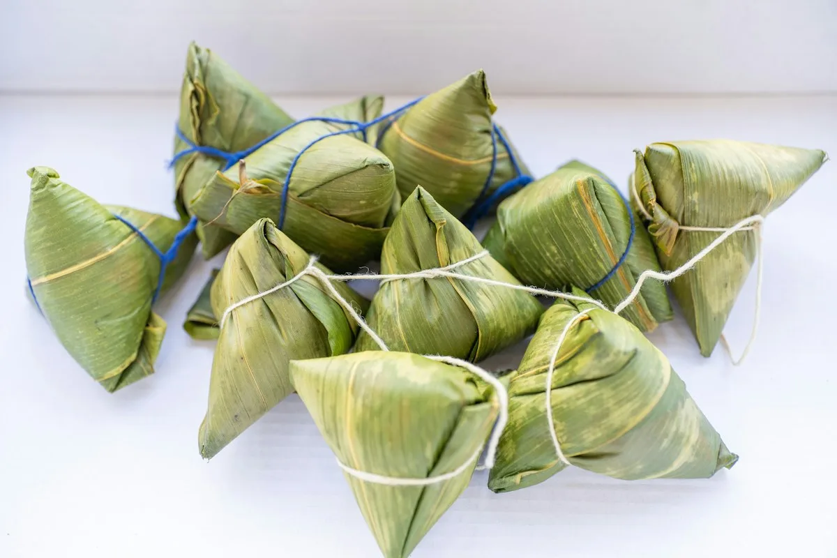 Zongzi, empanadillas de arroz envueltas en hojas de bambú