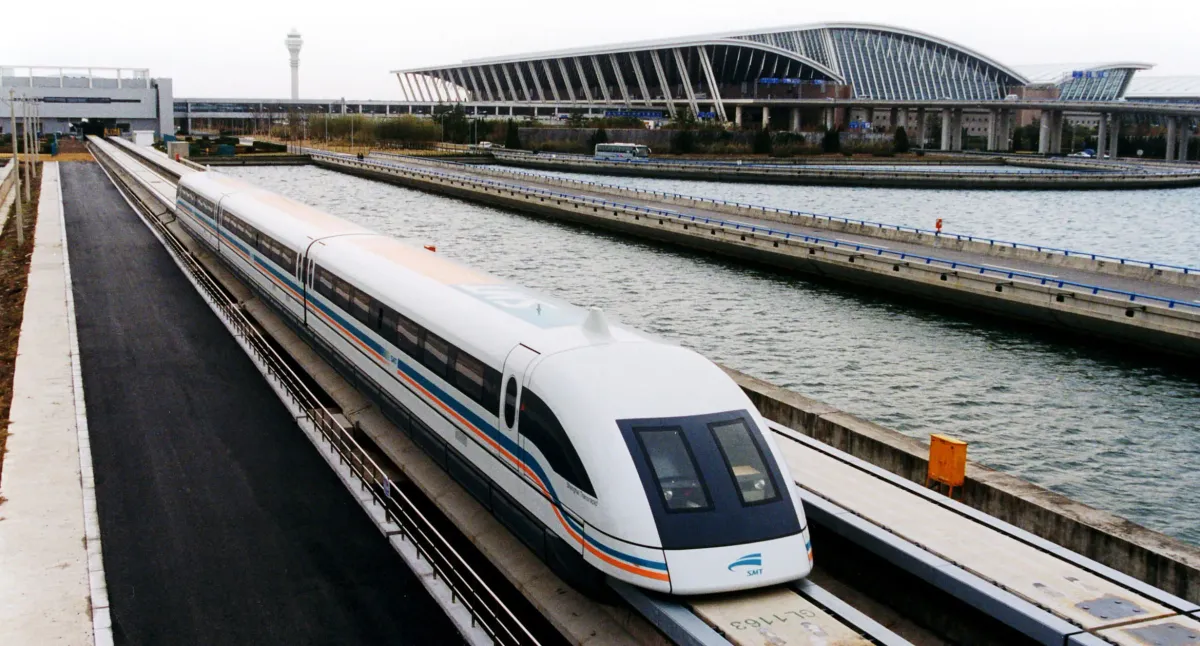 Um trem maglev saindo do aeroporto internacional de Pudong em Xangai (Foto: Alex Needham via Wikimedia Commons)