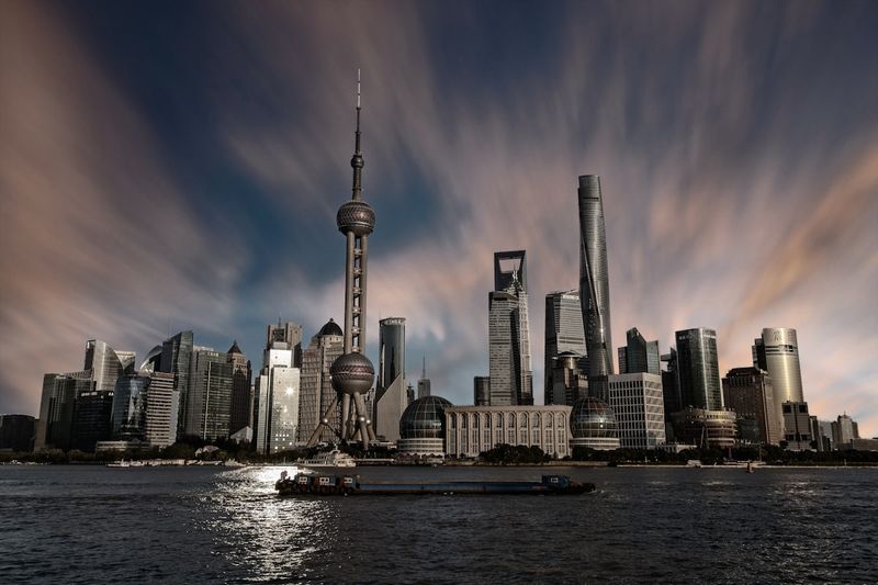 从外滩观景台一张照片同时拍到外滩老建筑(左)+陆家嘴(右)