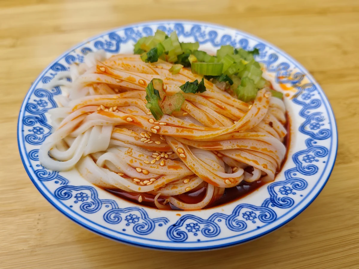 Un cuenco de liangpi, el plato de fideos fríos de Shaanxi, aliñado con aceite de chile, sésamo y pepino (Photo: Liuxingy via Wikimedia Commons)