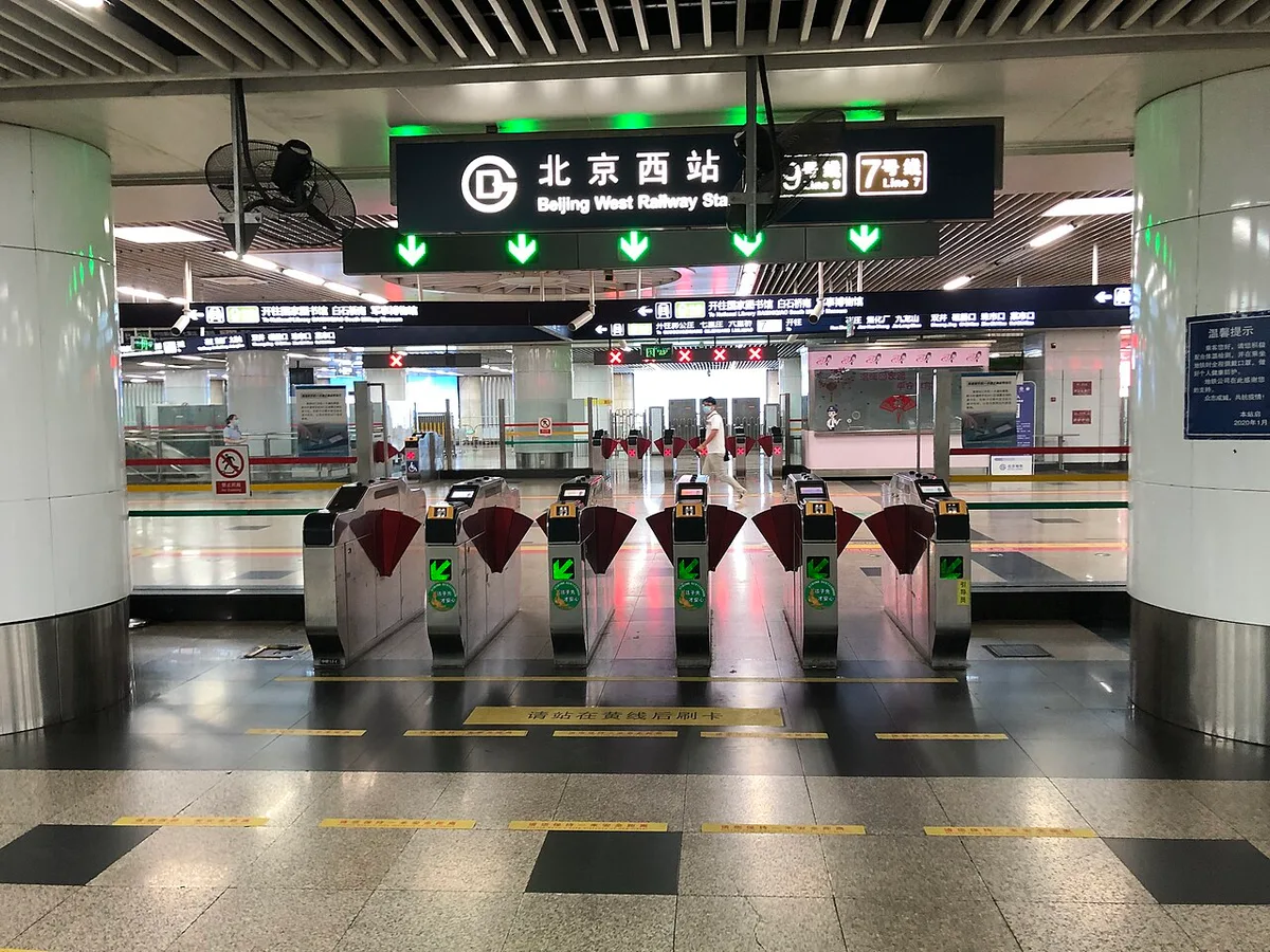 Ticket gates with overhead route signs inside the Beijing West Railway Station subway station (Photo: Wcr1993 via Wikimedia Commons)
