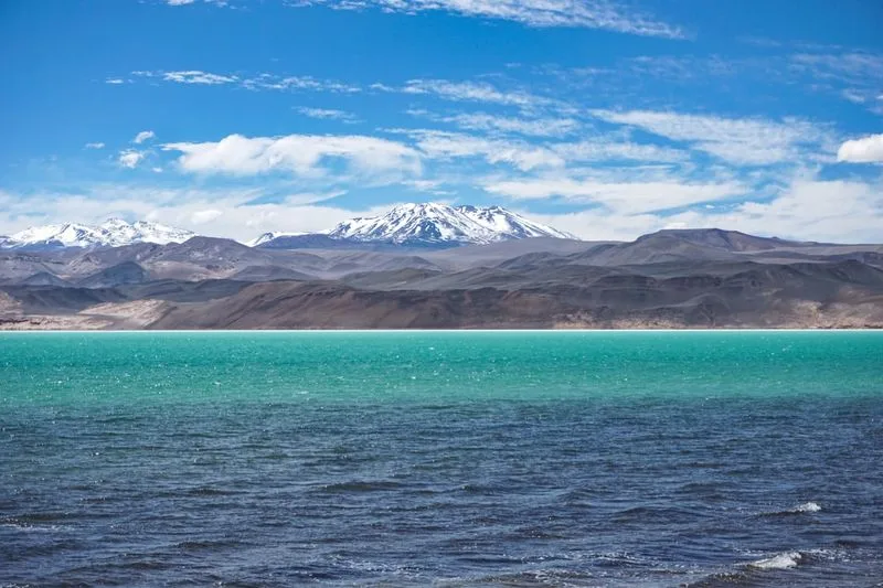 Desde el paso Kamba La, vista elevada de aguas turquesa serpenteando entre montanas
