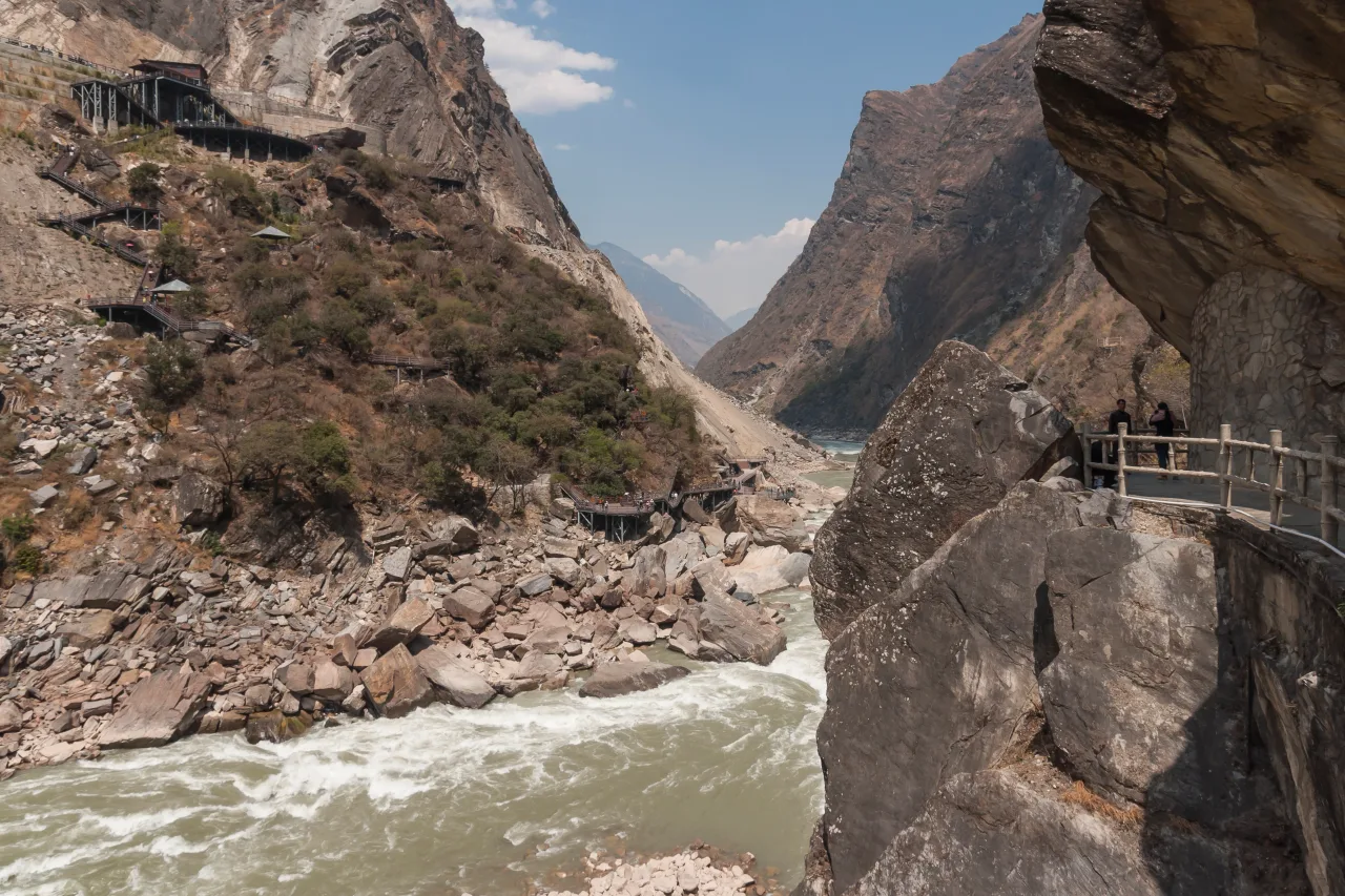Tiger Leaping Gorge cliff trail above the Jinsha River (Photo: CEphoto, Uwe Aranas via Wikimedia Commons)